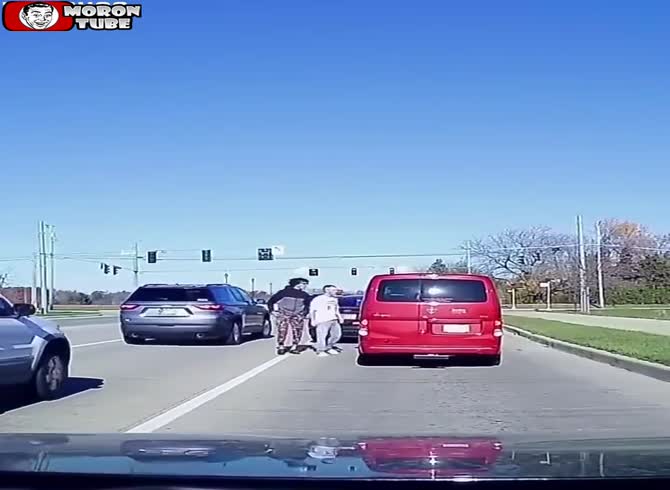 Video :During a road rage, he tries to attack an armed driver